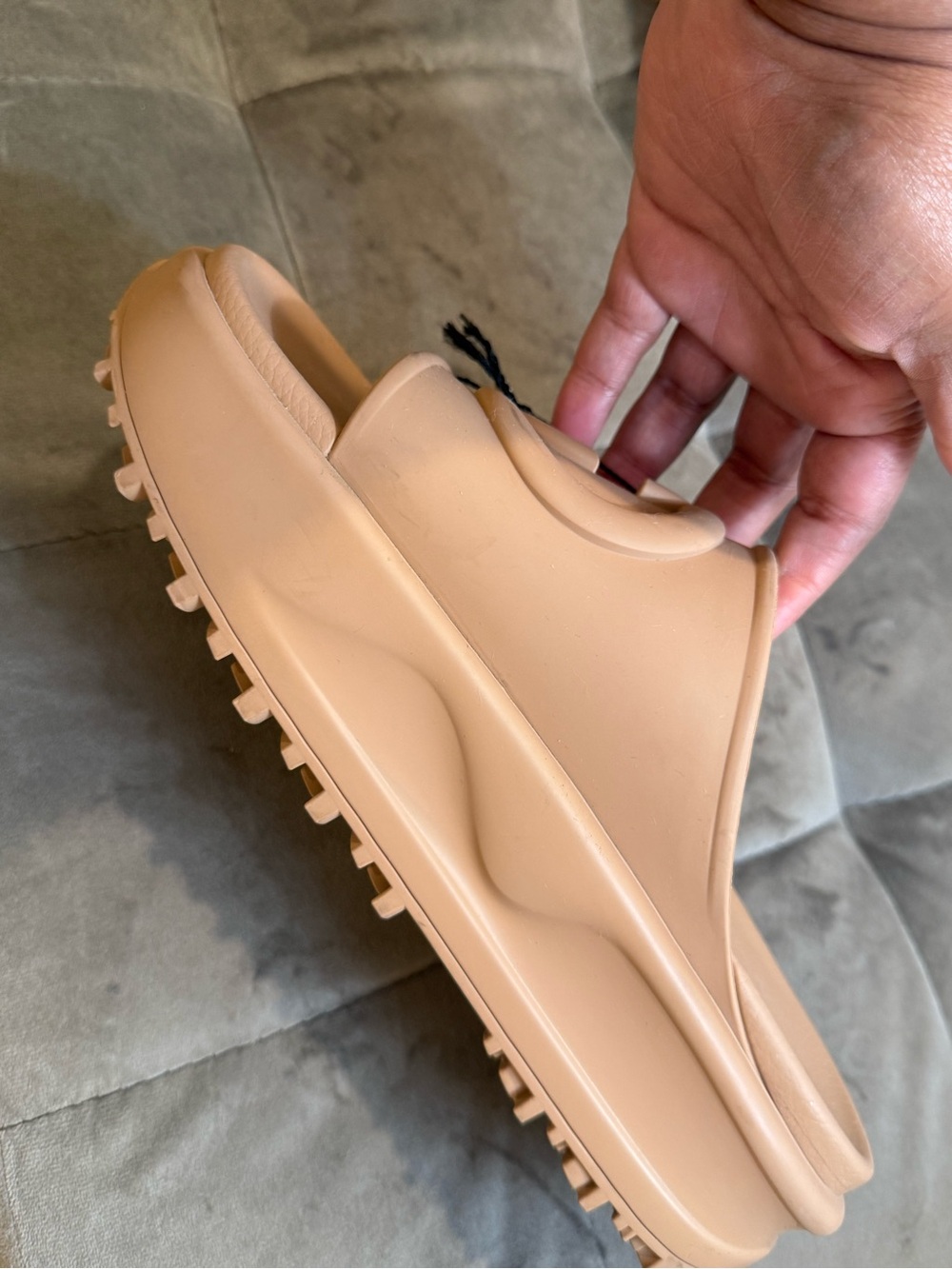 Gucci Vintage Camel GG Logo Rubber Slide Sandals - Picture 12 of 16